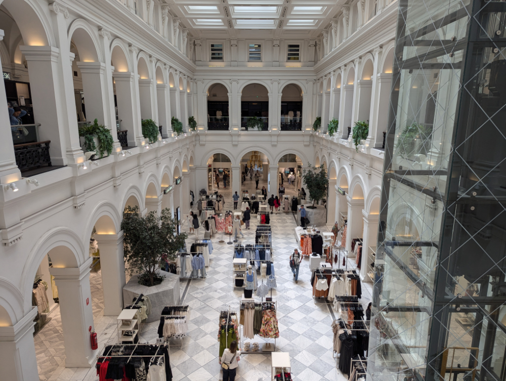 Shopping Melbourne H&M GPO Building interior