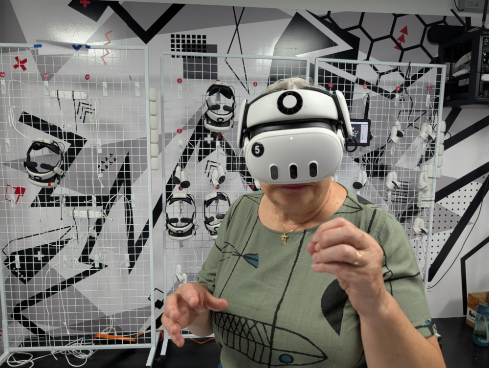 A lady wearing VR headset